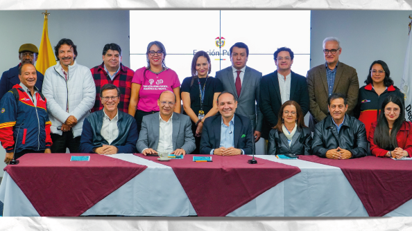 Grupo de personas reunidas 