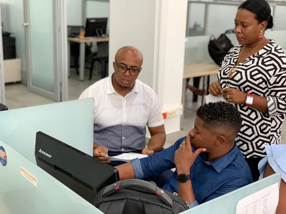 Servidores afro de entidades territorariales realizando su declaración de bienes y rentas