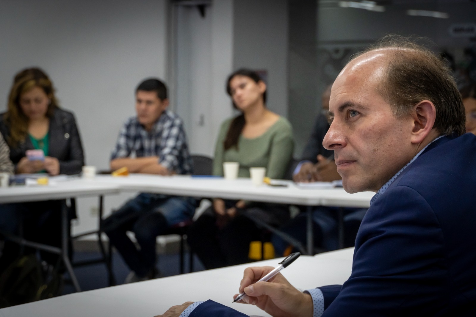 Personas reunidas trabajando
