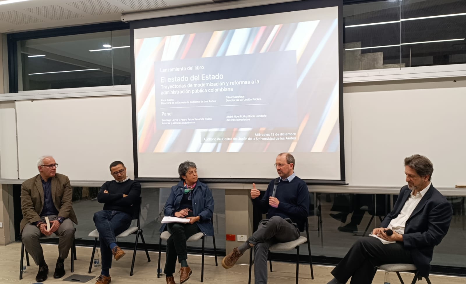 La autoría del libro es de académicos de diferentes disciplinas