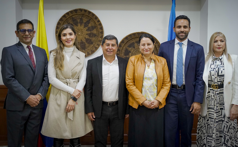 En la firma del convenio estuvieron presentes César Augusto Manrique Soacha, director del Departamento Administrativo de la Función Pública - DAFP, Laura Milena Roa Zeidán, presidenta del Fondo Nacional del Ahorro - FNA, Luis Gabriel Marín García. Vicepresidente Empresarial del FNA, Aura Isabel Mora directora de Participación, Transparencia y Servicio al Ciudadano del DAFP, Liliana Cardozo, Gerente Estado del FNA, José Arrubla García, Gerente SAC del FNA.