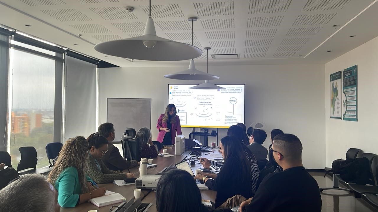 Grupo de personas reunidas en sala de juntas