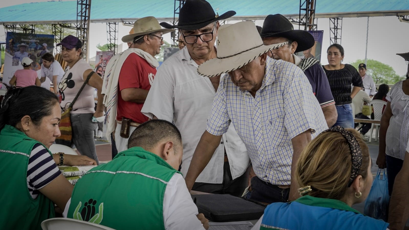 ARN, Función Pública y 30 entidades del Gobierno, atienden 780 solicitudes en Hato Corozal con Al ComPAZ de lo Público ARN, Función Pública y 30 entidades del Gobierno, atienden 780 solicitudes en Hato Corozal con Al ComPAZ de lo Público