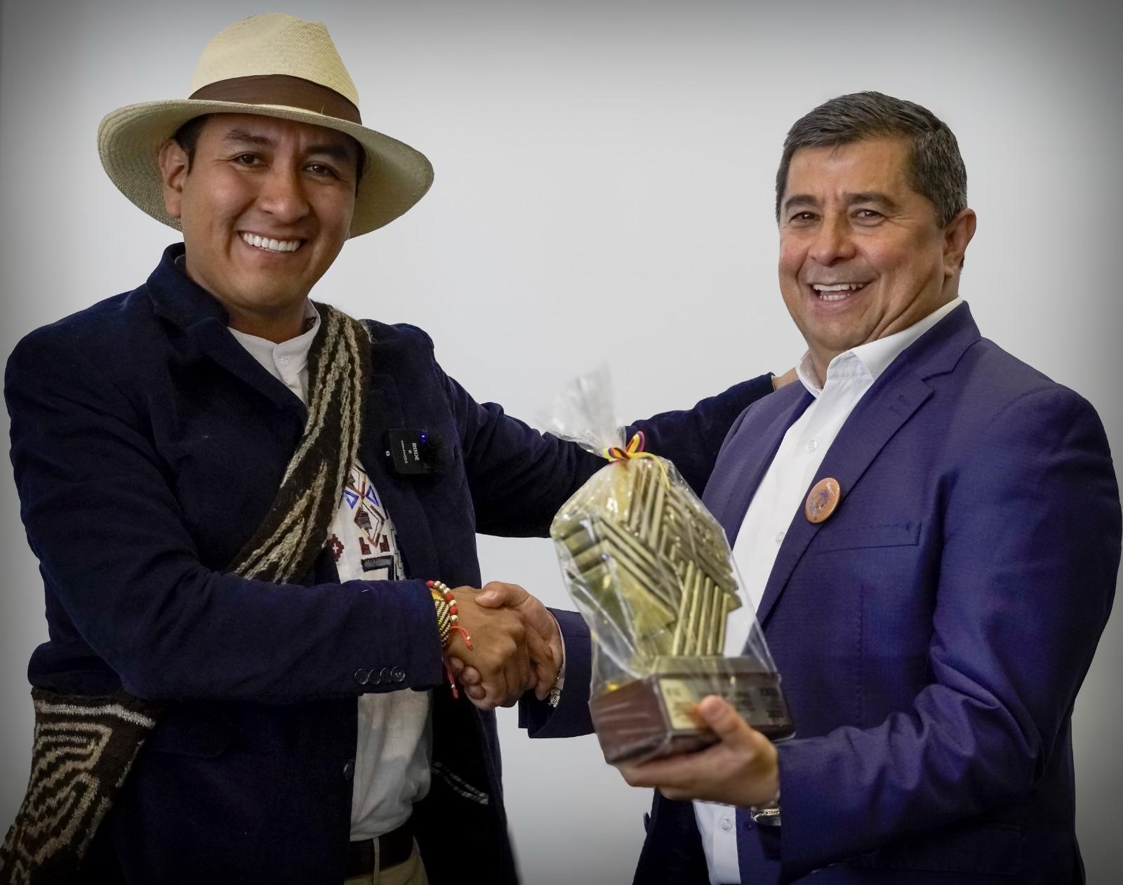 Entrega del galardón por parte del director de Función Pública, César Manrique, durante la ceremonia de 2023