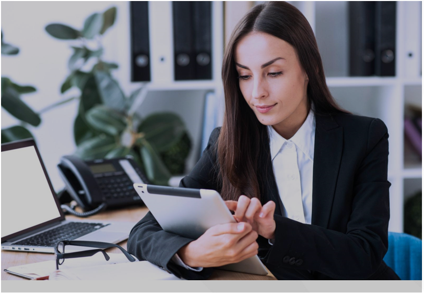 Mujer trabajando con una Tablet