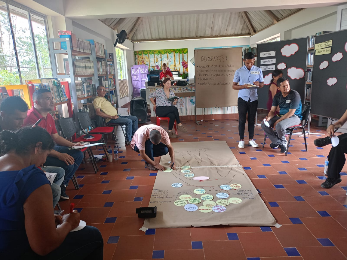 Grupo de personas exponiendo ideas