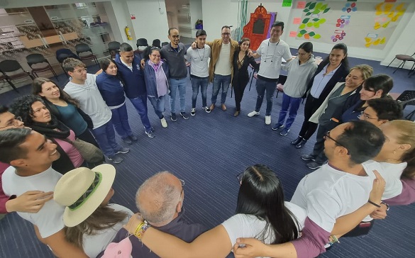 Grupo de personas abrazadas en circulo 