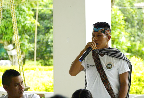 lider indigena hablando