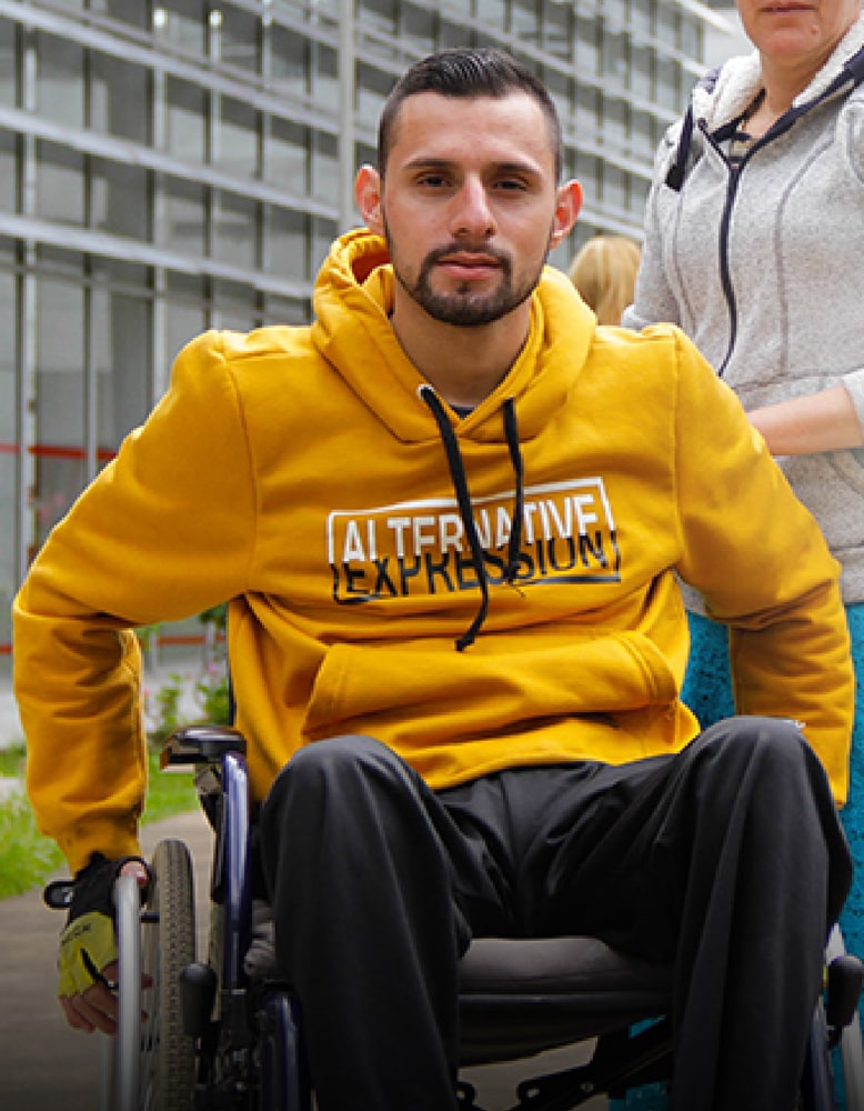 Imagen de hombre joven sentado en silla de ruedas