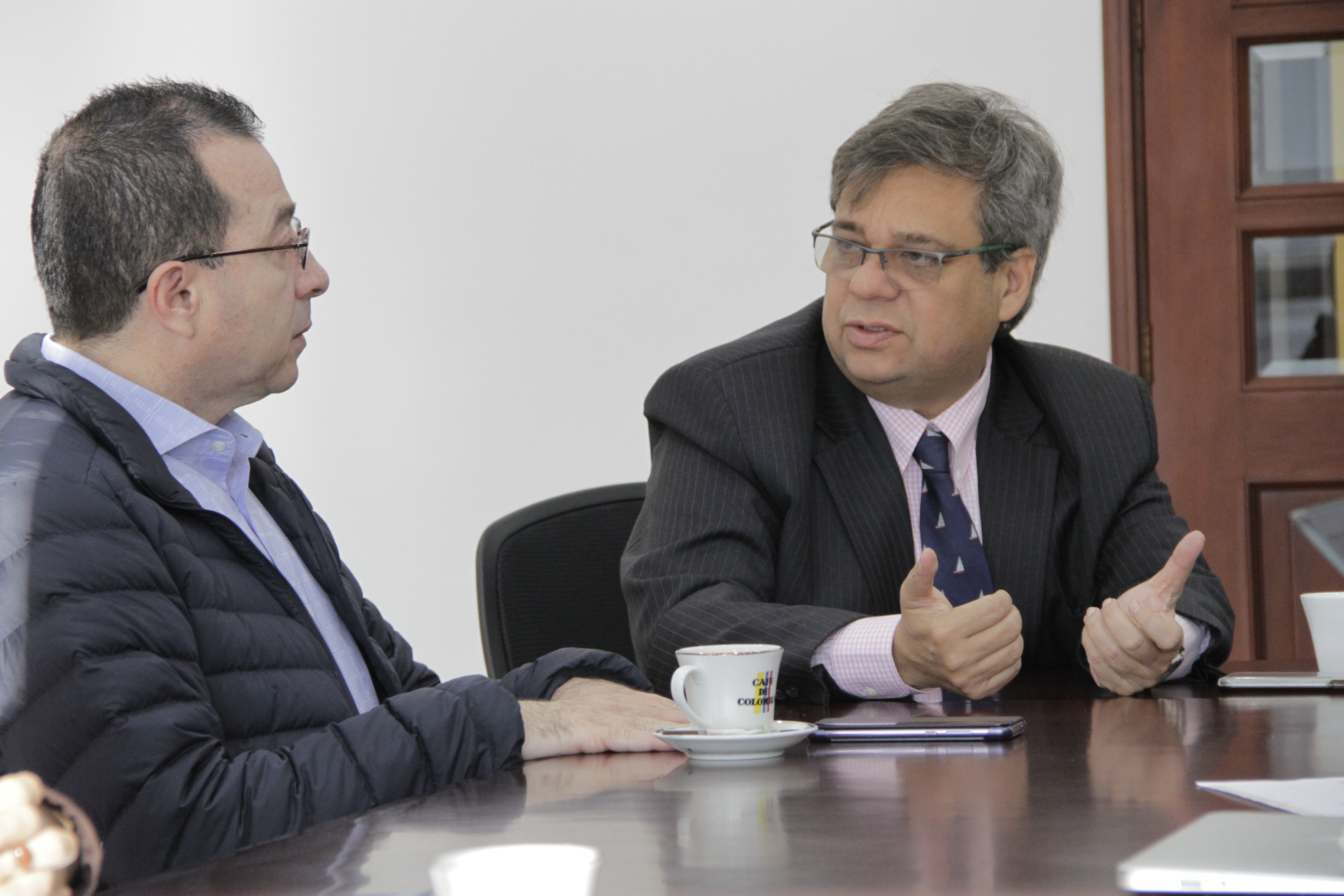 El director de Función Pública, Fernando Grillo, y el director del SENA, Carlos Mario Estrada.