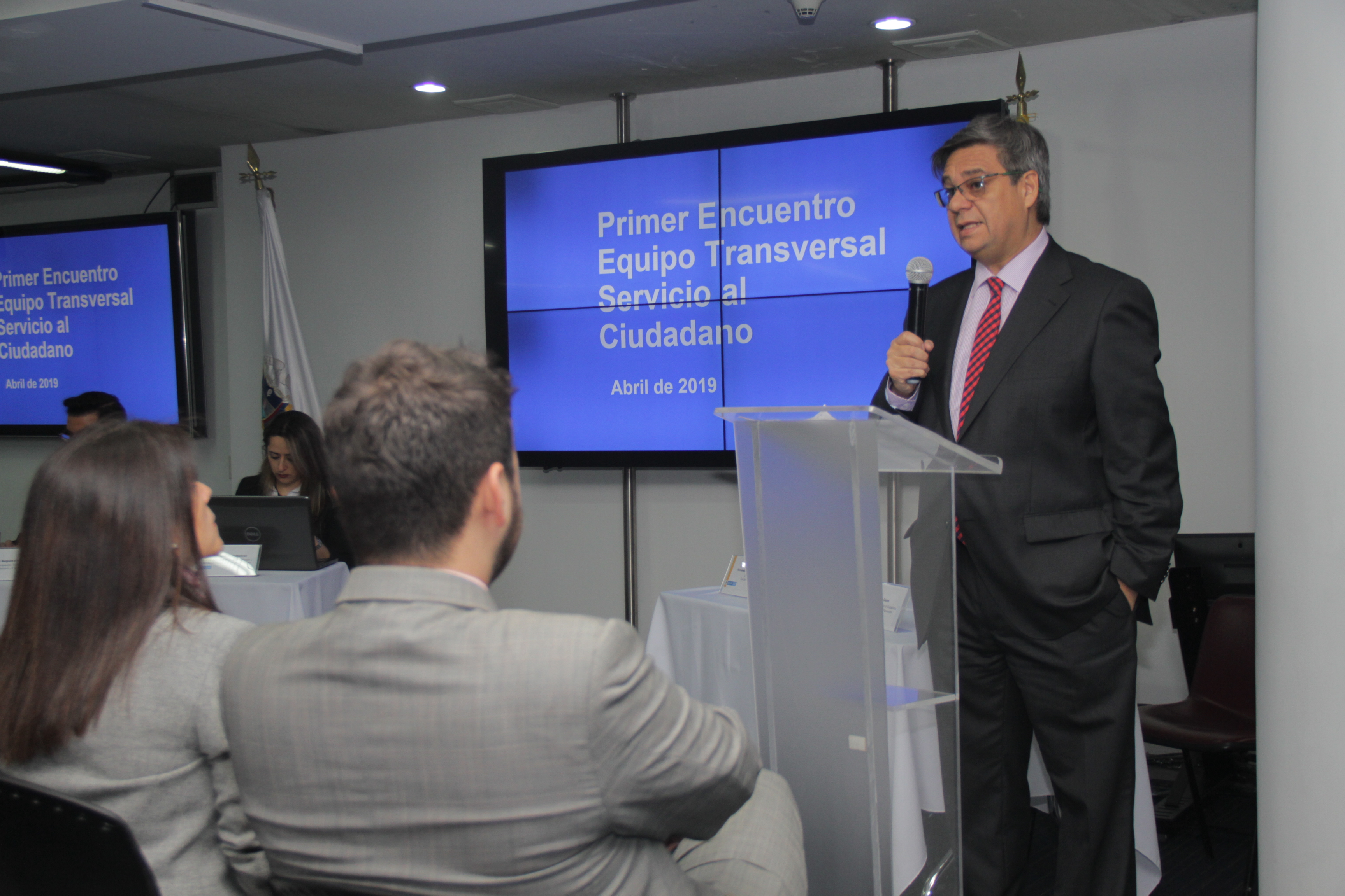 Director de Función Pública, Fernando Grillo, en reunión del Equipo Transversal de Servicio al Ciudadano