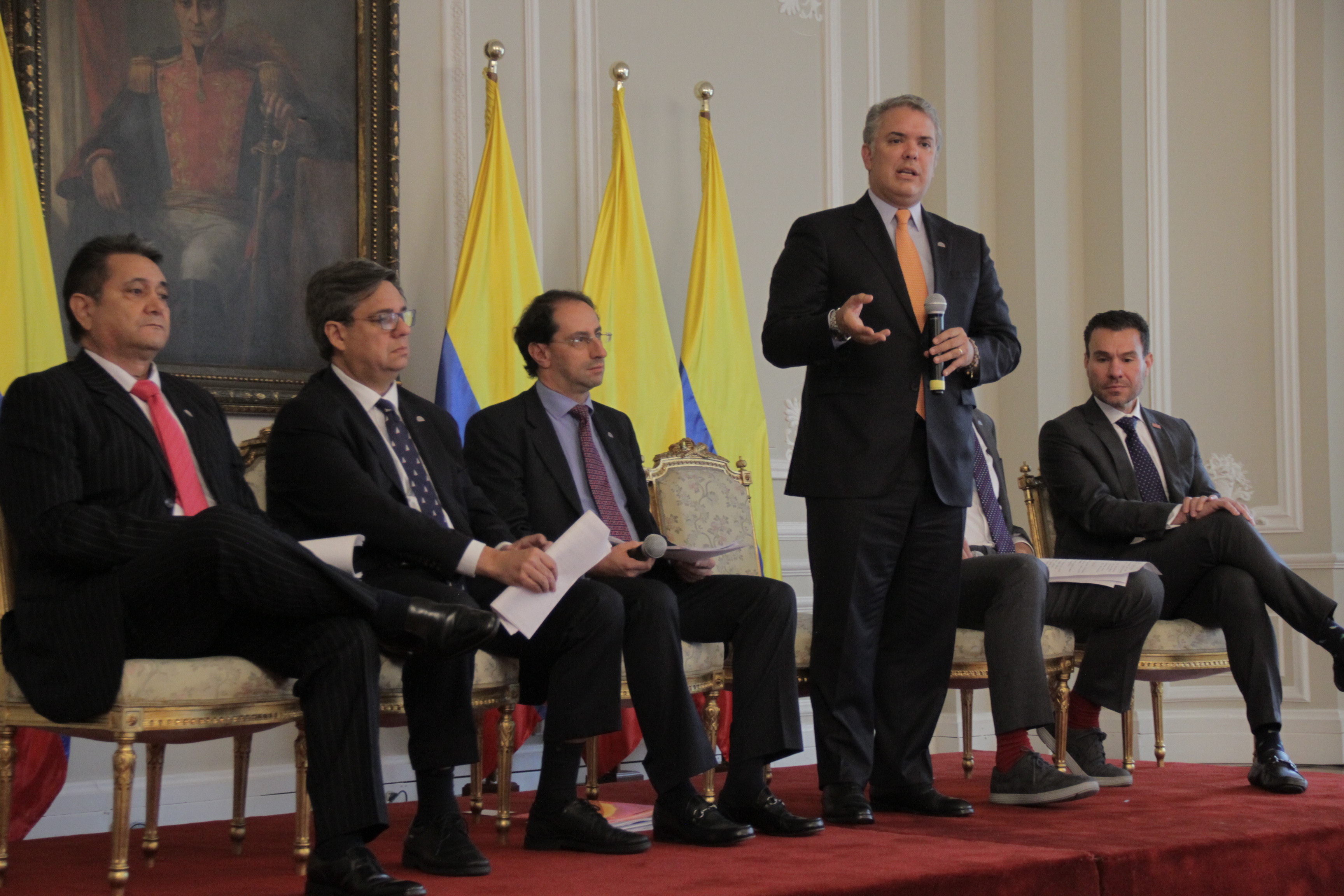 Foto del Presidente Iván Duque, el director de Función Pública, Fernando Grillo, el ministro de Comercio, Industria y Turismo, José Manuel Restrepo, o otros servidores.