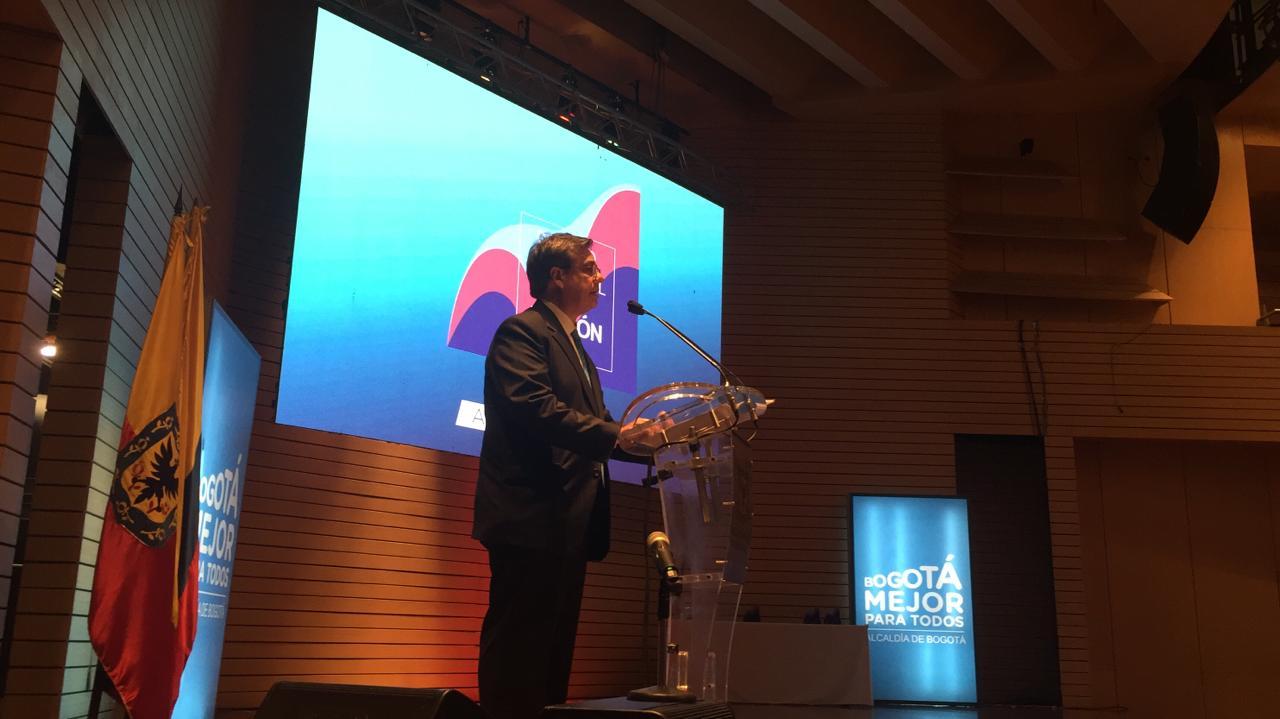 Director de Función Pública, Fernando Grillo, hablando en el Auditorio de la Alcaldía de Bogotá