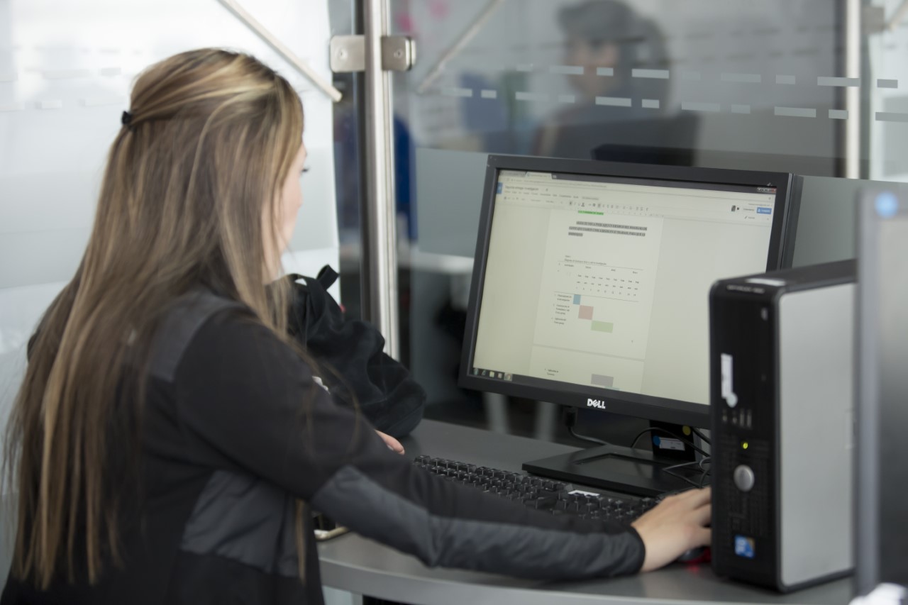 Imagen de una mujer trabajando en un computador
