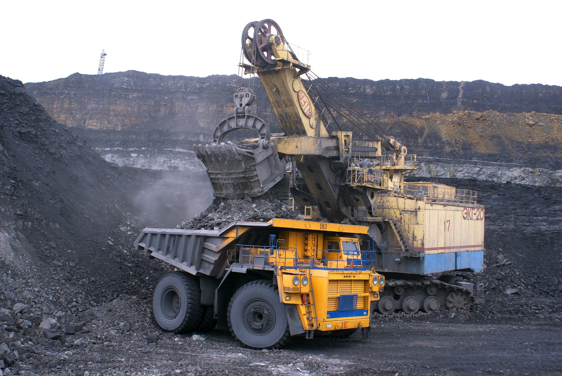 Imagen de una retroexcavadora en una mina de carbón
