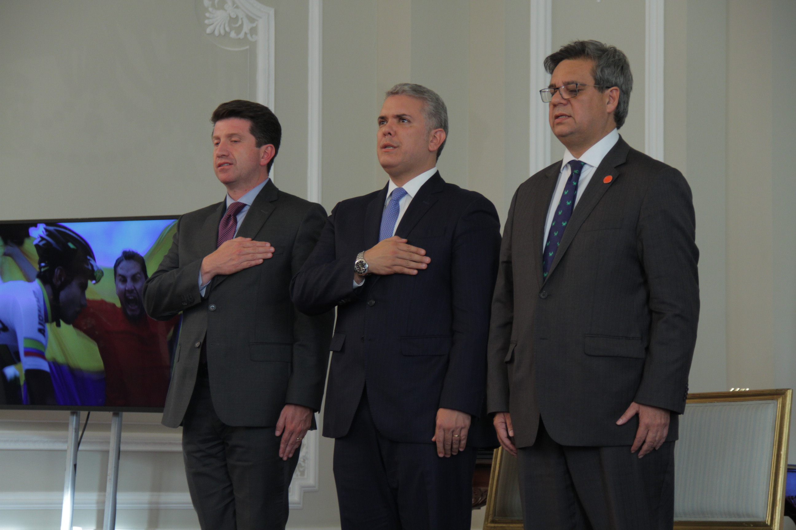 El Presidente de la República, Iván Duque; el director de Función Pública, Fernando Grillo (derecha), y el director del DAPRE, Diego Molano (izquierda) en el acto de expedición del Decreto 2274 de 2019.  