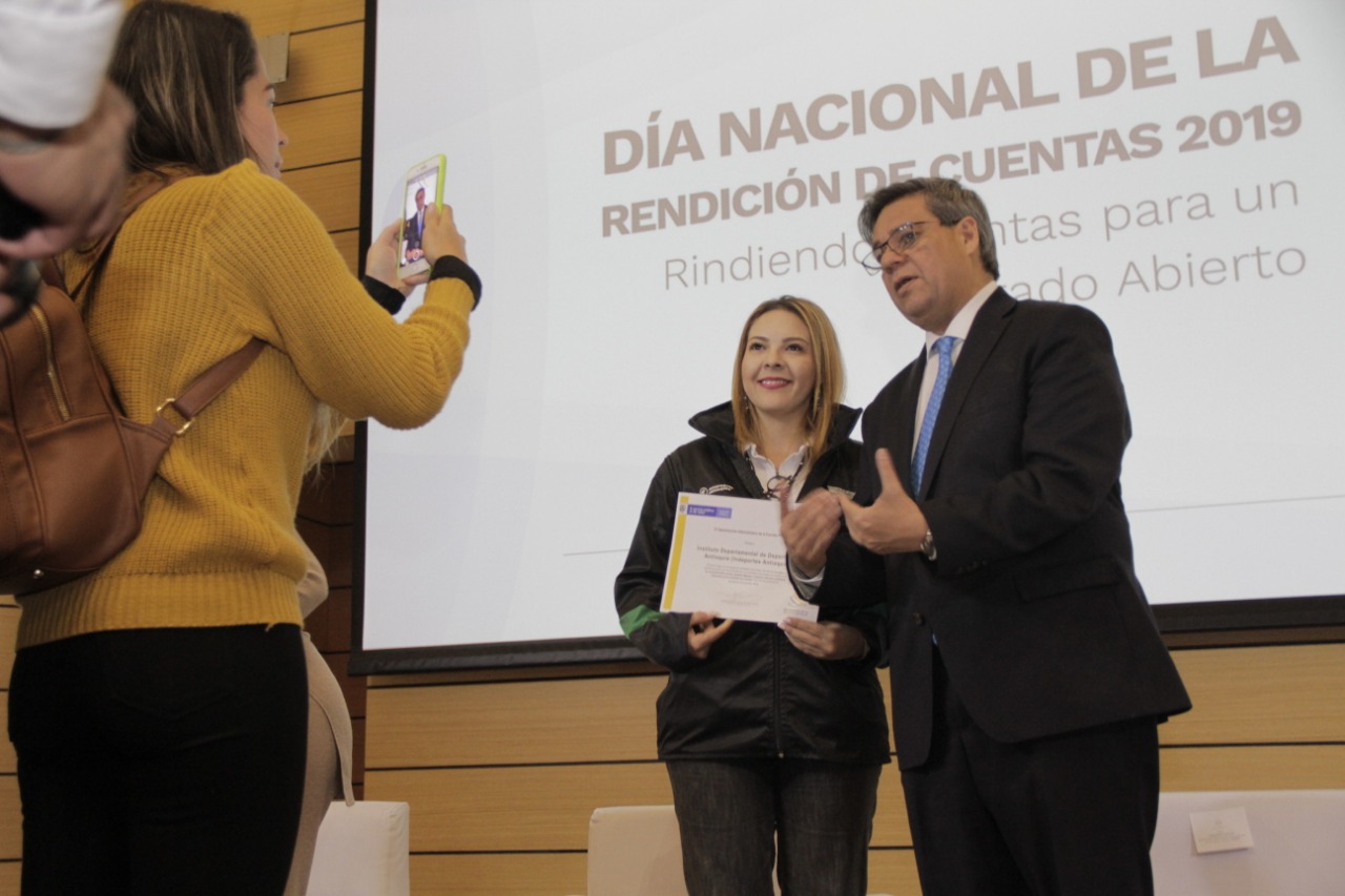 Director de Función Pública, Fernando Grillo, con una de las ganadoras del concurso del Día Nacional de la Rendición de Cuentas