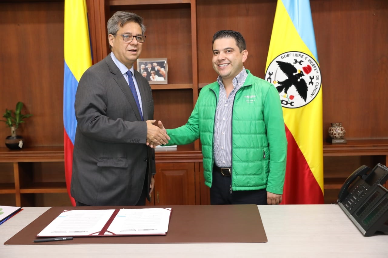 El director de Función Pública, Fernando Grillo, y el gobernador de Cundinamarca,  Nicolás García, durante la firma del convenio. 