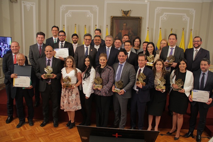 Foto general con todos los galardonados en la anterior ceremonia de entrega del Premio Nacional de Alta Gerencia