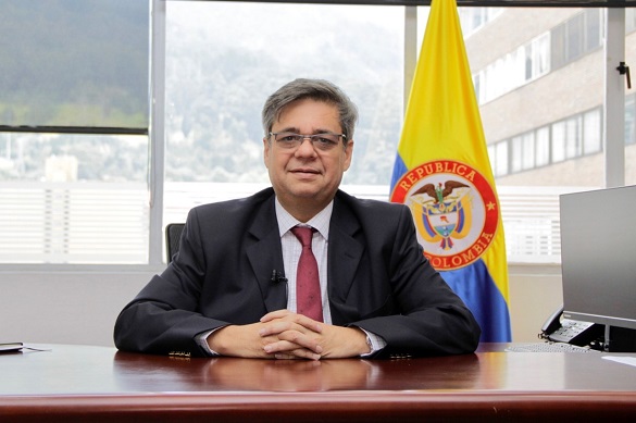 Director de Función Pública, Fernando Grillo, sentado en su escritorio de trabajo y mirando de frente. 