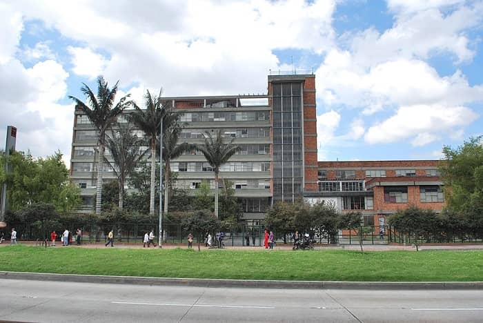 Fotografía de la fachada del edificio del Instituto Geográfico Agustín Codazzi