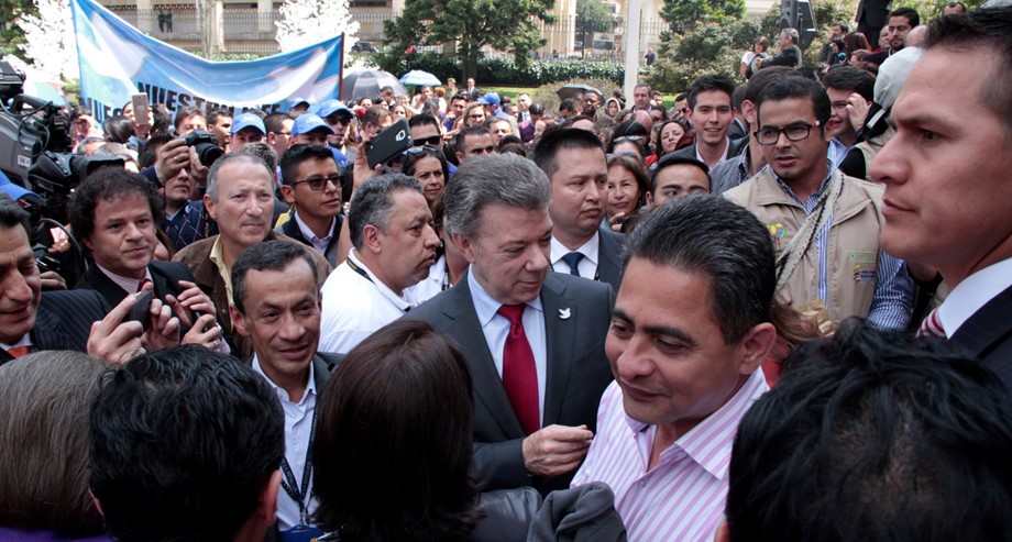 Bienvenida de los servidores públicos al Presidente Santos