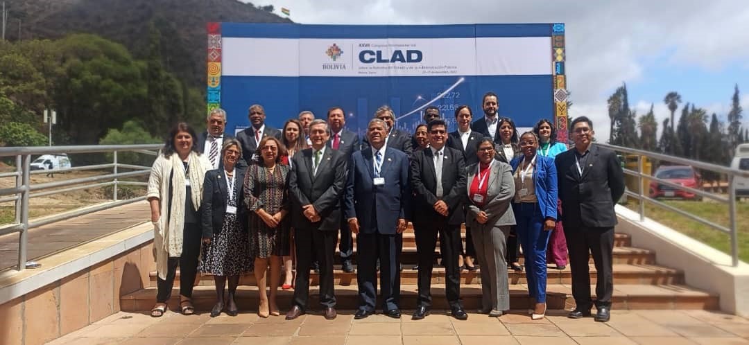 Miembros del Consejo Directivo de los países miembros del CLAD