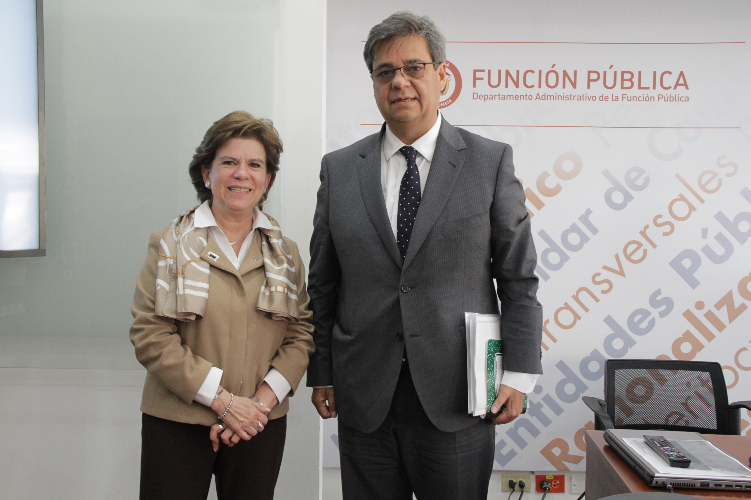 La directora de Función Pública, Liliana Caballero y el integrante del equipo de empalme del nuevo gobierno, Fernando Grillo Rubiano.