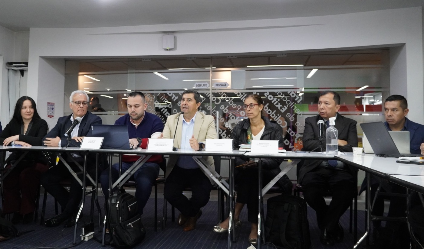 La Mesa de Negociación del Sector Público liderada por el director de Función Pública, César Augusto Manrique