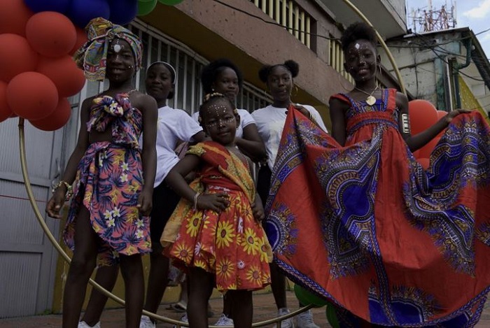 Siete niñas afrodescendientes con vestidos típicos durante Juntémonos, el Festival para tejer lo público