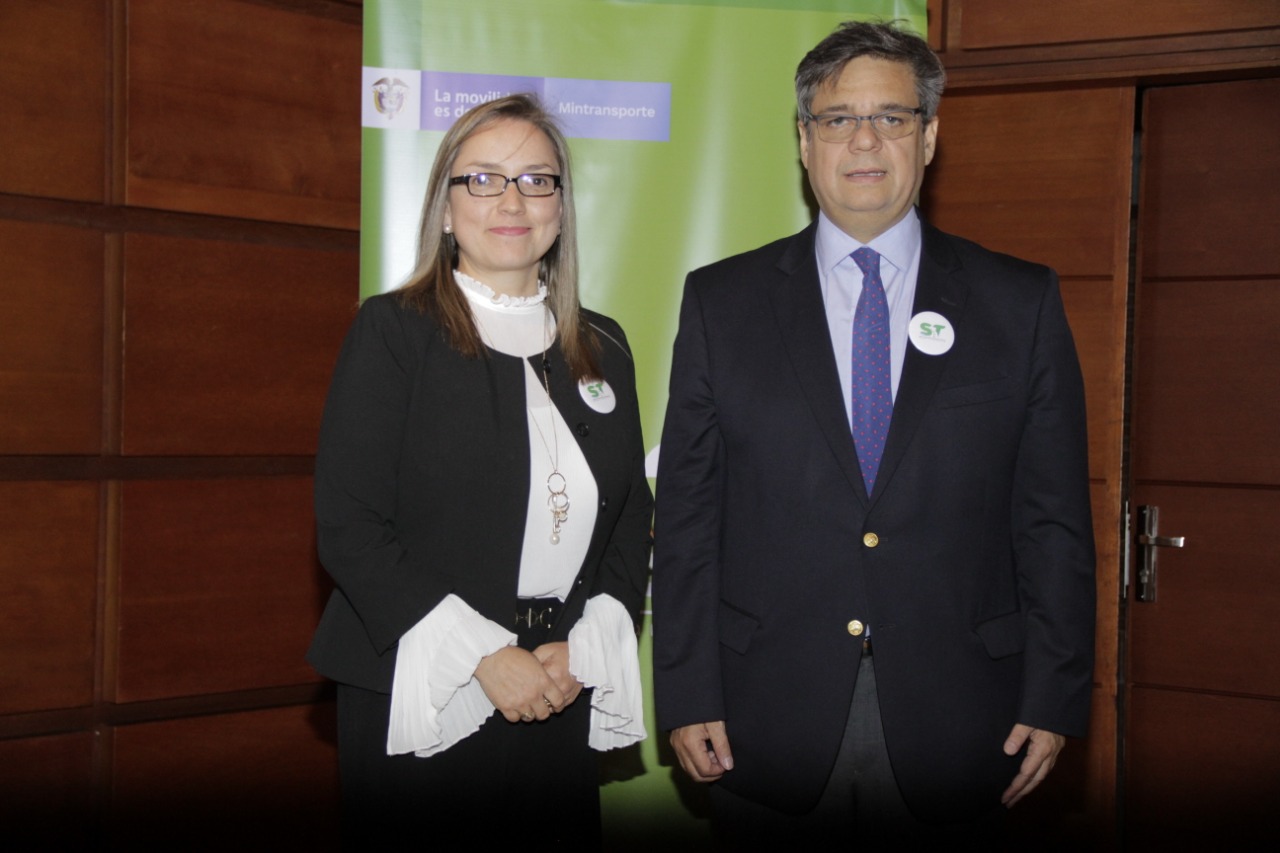 La Superintendente de Transporte, Carmen Ligia Valderrama, y el Director de Función Pública, Fernando Grillo Rubiano