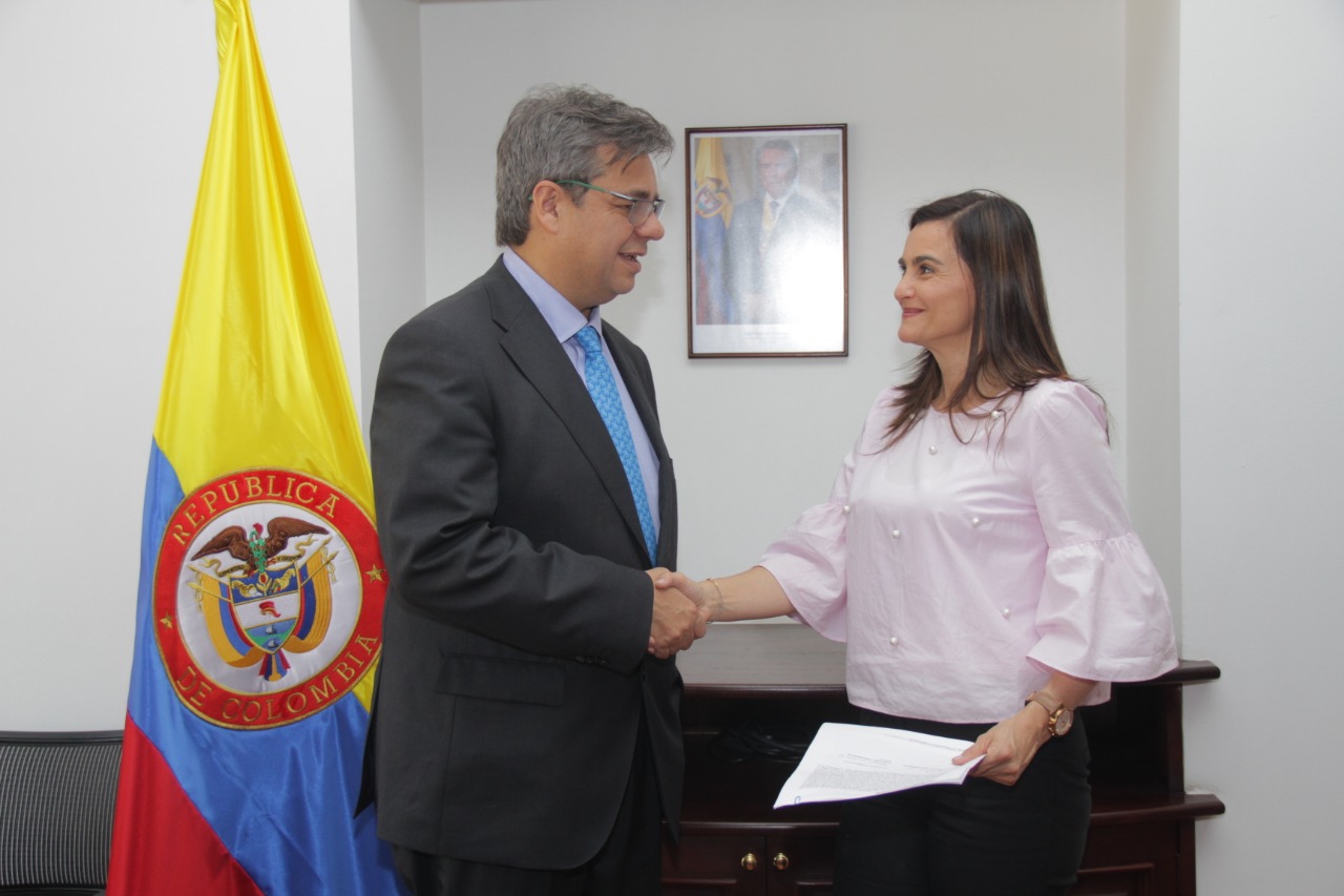 Director de Función Pública, Fernando Grillo, y Directora de Catastro Bogotá, Ólga Lucía López, en la firmaron del convenio 