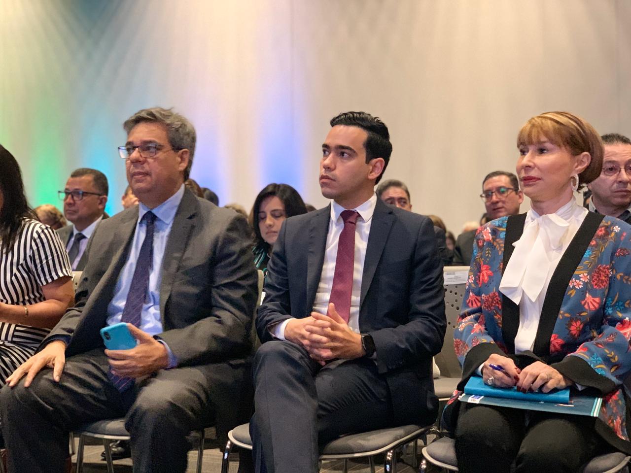 El director de Función, Fernando Grillo; el director del DNP, Luis Alberto Rodríguez, y la Ministra de Trabajo, Alicia Arango
