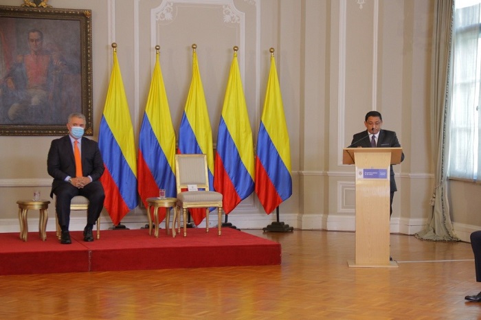 Se observa sentado al presidente de la República, Iván Duque, y de pie, frente a un atril, el director de Función Pública, Nerio José Alvis Barranco.