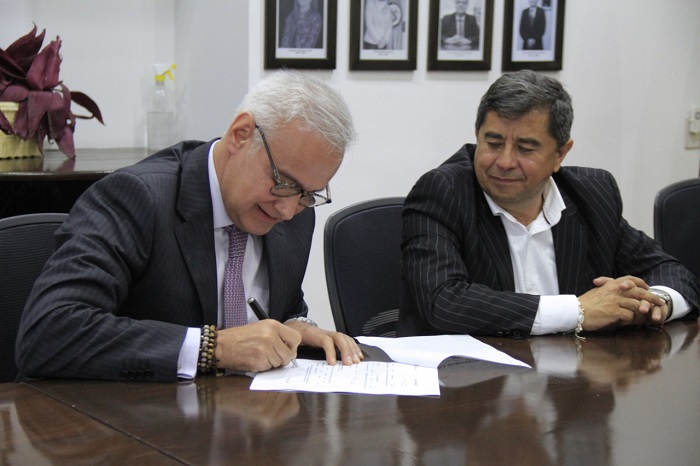 Firmando el acta de posesión como subdirector de la entidad el doctor Jesús Hernando Amado Abril, en compañía del director de Función Pública César Augusto Manrique Soacha