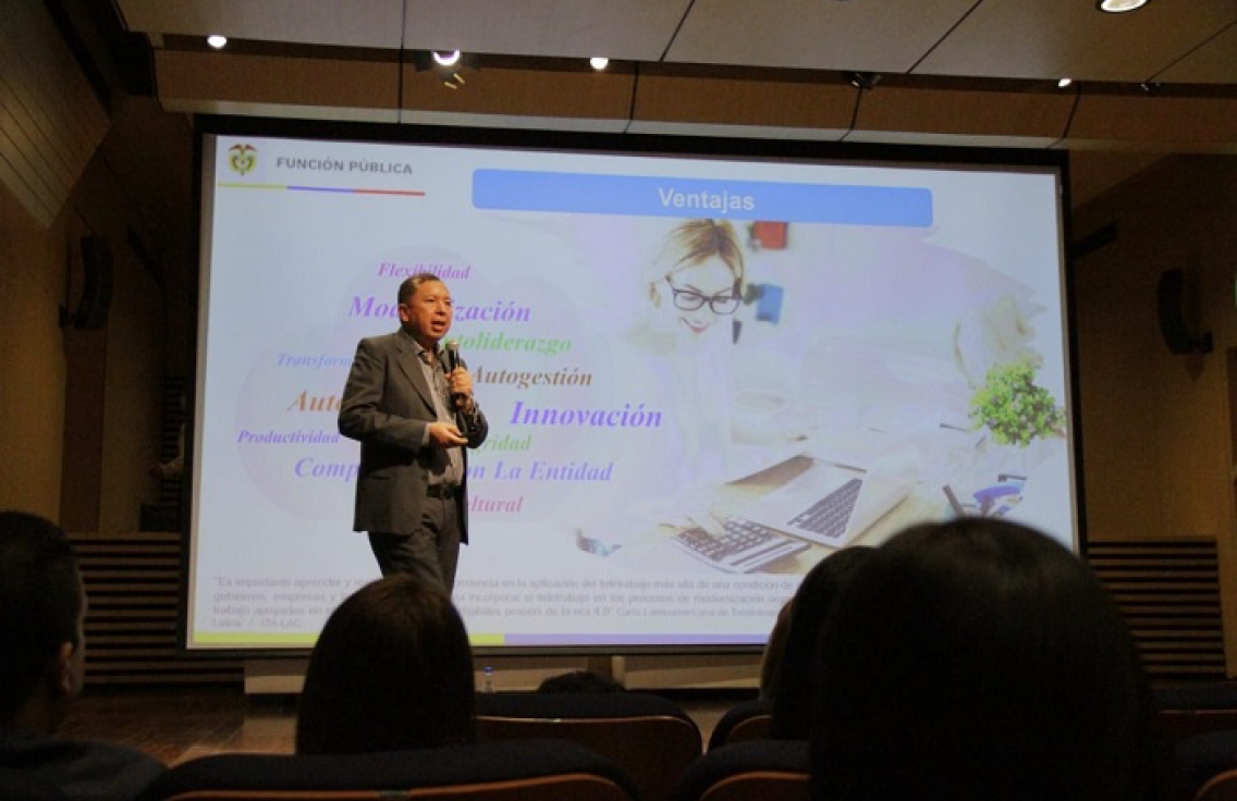 Persona hablando en confenrencia