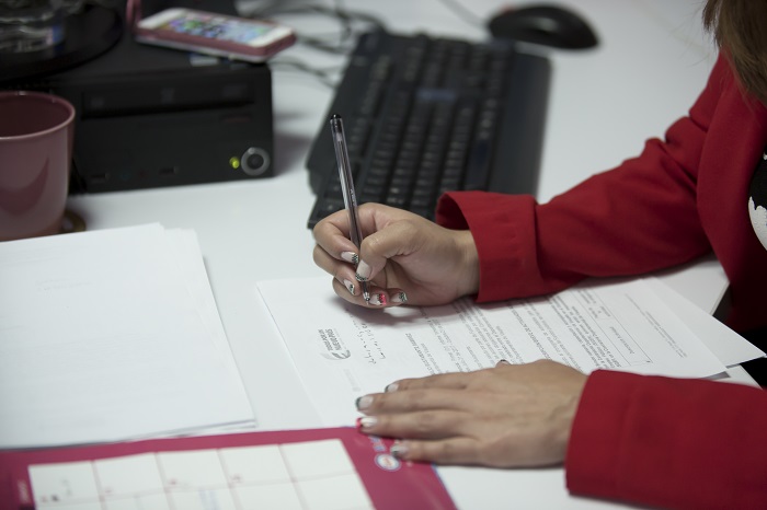Manos de mujer sobre un documento