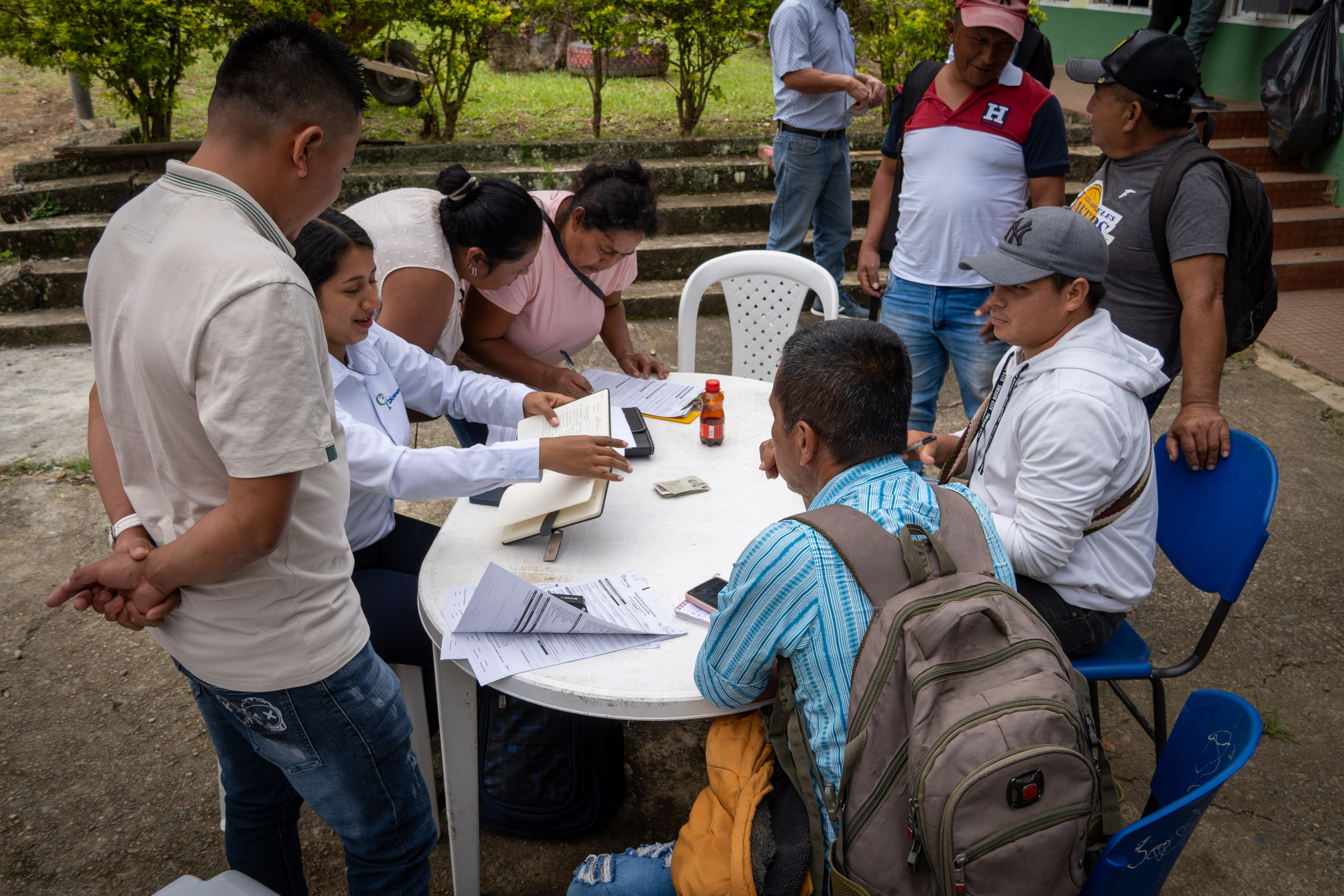Grupo de personas alrededor de un mesa en un parque