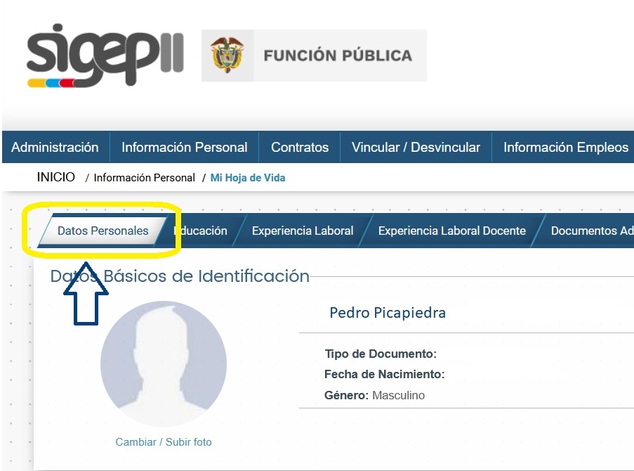 Captura de pantalla que muestra una parte de la pagina inicial de la opción Mi Hoja de Vida, con una flecha señalando el acceso a la opción Datos Personales